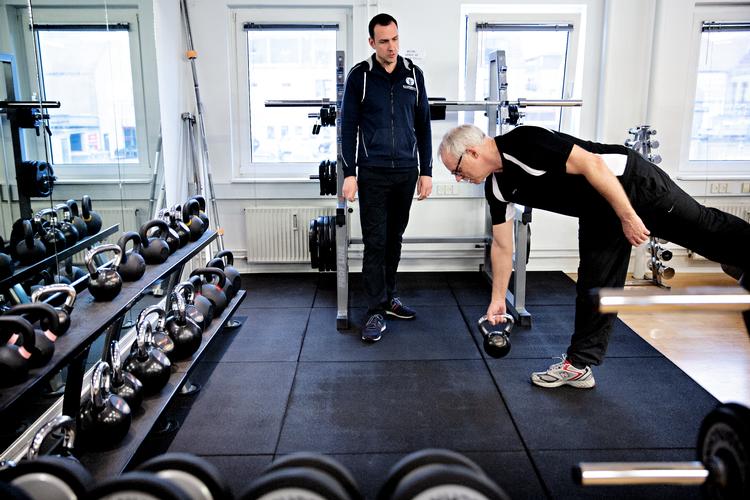 24 pct af alle konsultationer hos egen læge skyldes nakke-, lændesmerter eller slidgigt. Mange går til læge og får henvisning til en fysioterapi, eksempelvis Stig Thygesen, hvis knæ ikke var klar til løb. Hos AllerødFys hjælper fysioterapeut Tommy Holritz Rasmussen.
   Foto: Martin Lehmann/POLFOTO