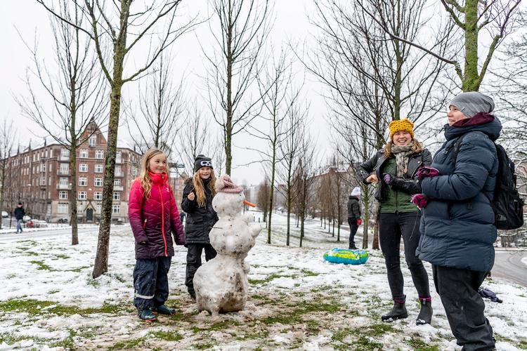 
 Det er en stor løgn, at ingen hilser i hovedstaden. Du hej hej’er hele vejen ned ad Nørrebrogade, skriver Ibyens klummeskribent. Og du har masser muligheder for at møde dine naboer, som her ved Hans Egedes Gade, hvor børn og voksne kælker. 
   Foto: Henning Hjorth/POLFOTO