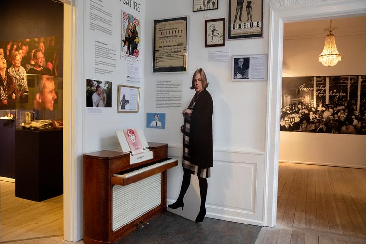 
Alhambra udstiller både historiske gode grin i form af Keld & Dirch og Elga Olga og nutidige i form af Kirsten Birgit og Jonatan Spang. Foto: Peter Hove Olesen/POLFOTO