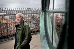 
Når Bengt Holst står på oppe i Rundetårn, kan han som i sin barndom se ud over byen og ind i de små dukkehuse, der giver indblik i, hvordan folk lever i byen.
   Foto: Louise Herrche Serup/POLFOTO