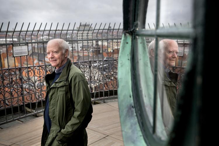
Når Bengt Holst står på oppe i Rundetårn, kan han som i sin barndom se ud over byen og ind i de små dukkehuse, der giver indblik i, hvordan folk lever i byen.
   Foto: Louise Herrche Serup/POLFOTO