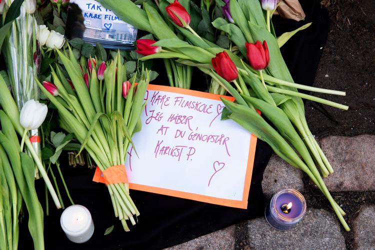 
Den Danske Filmskole blev begravet ved en happening tirsdag, og det improviserede alter var smykket med masser af blomster og kondolencebreve fra tidligere studerende og eleverne på filmskolen i Norge. 
   Foto: Finn Frandsen/POLFOTO