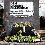 
Eleverne på Filmskolen er utilfredse med rektors planer om at ændre uddannelsen. Derfor begravede de den ved en happening tirsdag, hvor de lagde blomster og oplæste kærlighedserklæringer til skolen.
   Foto: Finn Frandsen/POLFOTO