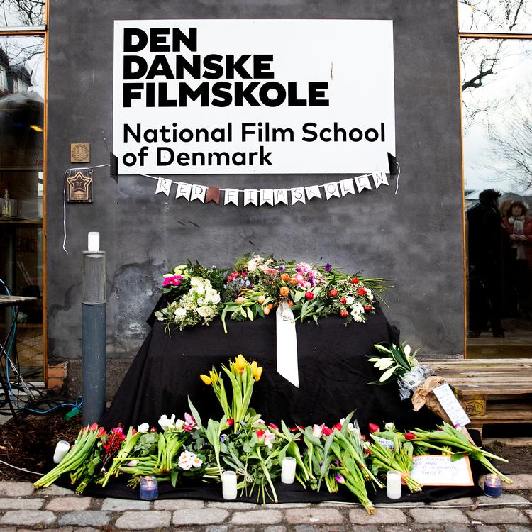 
Eleverne på Filmskolen er utilfredse med rektors planer om at ændre uddannelsen. Derfor begravede de den ved en happening tirsdag, hvor de lagde blomster og oplæste kærlighedserklæringer til skolen.
   Foto: Finn Frandsen/POLFOTO