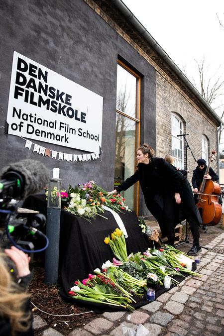 
Der var mere end 100 fremmødte ved tirsdagens happening, hvor flere af skolens elever læste op af kærlighedserklæringer til den filmskole, der forsøger at forsvare. 
   Foto: Finn Frandsen/POLFOTO