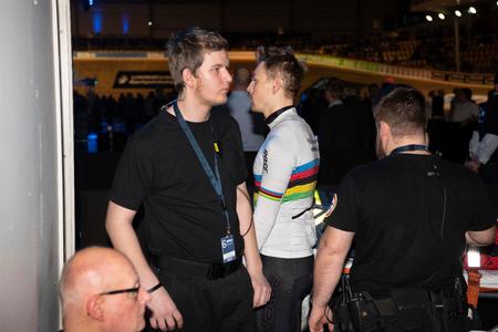 Iført sin VM-trikot er tyskeren Theo Reinhardt på vej ind i lægekabinen, mens konkurrenterne suser videre oppe på banen.
 Foto: Thomas Sjørup/Ritzau Scanpix