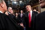 Donald Trump hilser på højesteretspræsident John Roberts efter sin tale. Foto: Pool/Ritzau Scanpix
