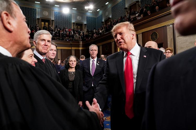 Donald Trump hilser på højesteretspræsident John Roberts efter sin tale. Foto: Pool/Ritzau Scanpix