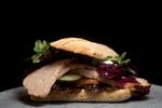 Når konkurrenterne har strammet sig an med nye, gennemtænkte spiseoplevelser, virker Experimentariums cafe bedaget med pølsehorn, pariserbøf og salater i plastikbakker. Eller som her: en frikadellesandwich. Foto: Peter Hove Olesen/POLFOTO