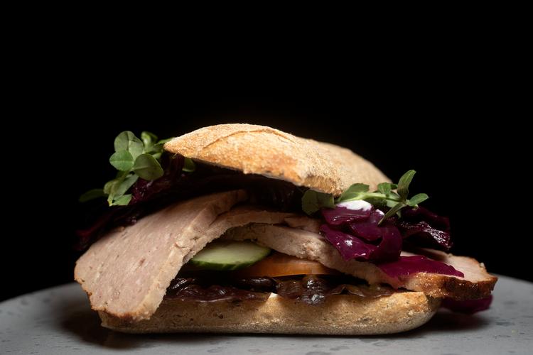 Når konkurrenterne har strammet sig an med nye, gennemtænkte spiseoplevelser, virker Experimentariums cafe bedaget med pølsehorn, pariserbøf og salater i plastikbakker. Eller som her: en frikadellesandwich. Foto: Peter Hove Olesen/POLFOTO