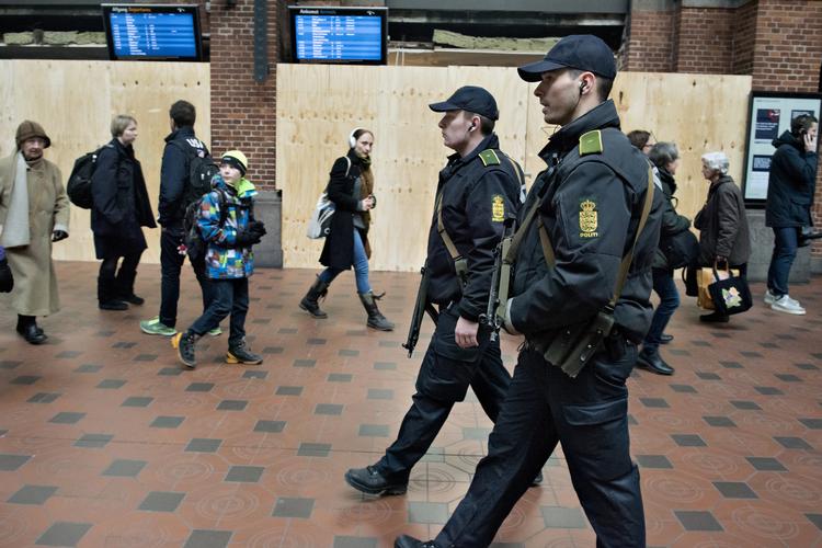 Bevæbnede betjente på patrulje på Københavns Hovedbanegård. Trods terroradvarsler reagerede stort set ingen, da en mand gik gennem hallen. Arkivfoto. Foto: Lars Krabbe/POLFOTO