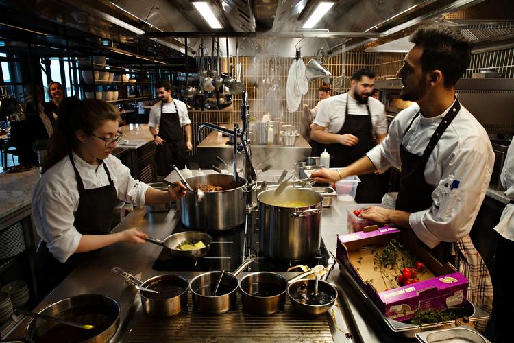 Efter en cykeltur ind gennem det mørke og øde Carlsberg er det som at komme op på en livlig ø, når man træder ud af elevatoren og ind på Restaurant Tramonto. Foto: Martin Lehmann/POLFOTO