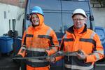 De gjorde store øjne, da den skarpe klinge af et helt intakt sværd fra middelalderen pludselig dukkede op af mulden under et en kloakudgravning midt i Aalborg. Rørlægger Jannick Vestergaard og maskinfører Henning Nøhr fra entreprenørfirmaet Gunnar Nielsen A/S kontaktede straks arkæologer fra Nordjyllands Historiske Museum, som kunne fortælle de to mænd, at de havde gjort et ret så sensationelt fund. Foto: Nordjyllands Historiske Museum 