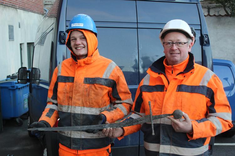 De gjorde store øjne, da den skarpe klinge af et helt intakt sværd fra middelalderen pludselig dukkede op af mulden under et en kloakudgravning midt i Aalborg. Rørlægger Jannick Vestergaard og maskinfører Henning Nøhr fra entreprenørfirmaet Gunnar Nielsen A/S kontaktede straks arkæologer fra Nordjyllands Historiske Museum, som kunne fortælle de to mænd, at de havde gjort et ret så sensationelt fund. Foto: Nordjyllands Historiske Museum 