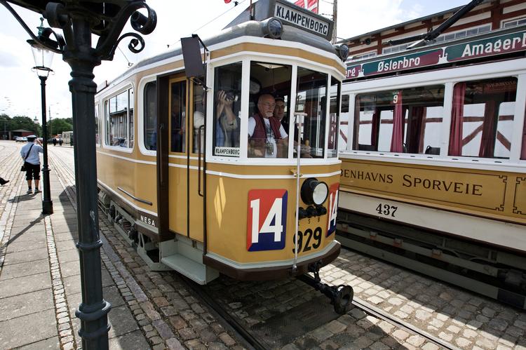 I 2019 er det 85 år siden, at NESA motorvogn 929 blev sat i drift første gang. Det var vandtårnets arkitekt, Ib Lunding, der tegnede sporvognen, som først blev sat ind på linje 14 mellem Vanløse og Klampenborg. 
  Foto: Jens Dresling/POLFOTO