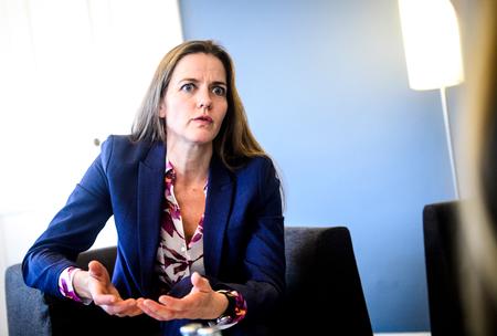 Mange unge – især piger – går linegang i cyperspace, når de på den ene side føler, at de skal iscenesætte sig selv på en flirtende måde for at opnå popularitet, og på den anden side risikerer at blive udskammet, hvis de gør det, skriver sundhedsminister Ellen Trane Nørby (V)
 Foto: Jonas Olufson