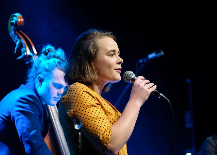 Karmen Rõivassepp tirsdag aften på Atlas med bassisten Adrian Christensen fra hendes kvartet i baggrunden. Foto: (c)jaceimages.com