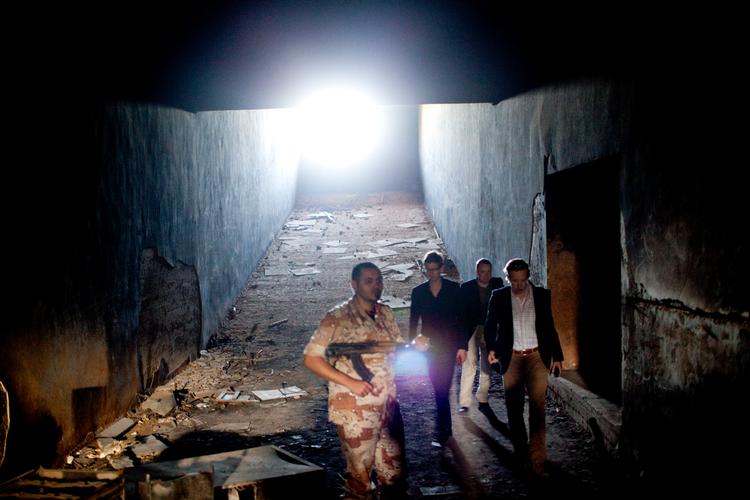 De to Venstre-politikere Karsten Lauritzen og Michael Aastrup Jensen (bagerst) i 2011 i et tidligere ammunitionslager/fængsel i Libyens hovedstad, Benghazi, der er blevet brugt af diktatoren Gaddafi. Foto: Kreutzmann Nanna/POLFOTO