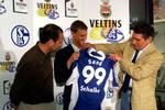 Da Ebbe Sand i 1999 tiltrådte i Schalke 04 var Huub Stevens (tv.) træner og Rudi Assauer (th.) manager. Foto: Ernst van Norde/Ritzau Scanpix