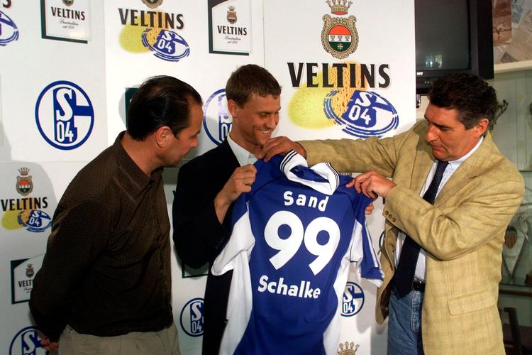 Da Ebbe Sand i 1999 tiltrådte i Schalke 04 var Huub Stevens (tv.) træner og Rudi Assauer (th.) manager. Foto: Ernst van Norde/Ritzau Scanpix