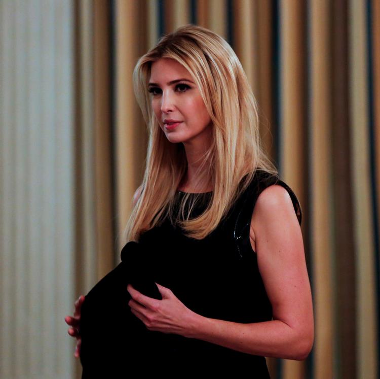Ivanka Trump er ikke synderligt glad for det støvsugende kunstværk af hende. I hendes optik træder kunstneren bag blot på en medkvinde. Foto: Aude Guerrucci/AP