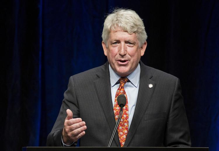Virginias justitsminister, Mark Herring, siger, at han ved en fest i 1980 havde sminket ansigtet og iført sig paryk for at ligne en sort rapper. Han kalder i en udtalelse opførslen et udtryk for dårlig dømmekraft. Foto: Joshua Roberts/Ritzau Scanpix