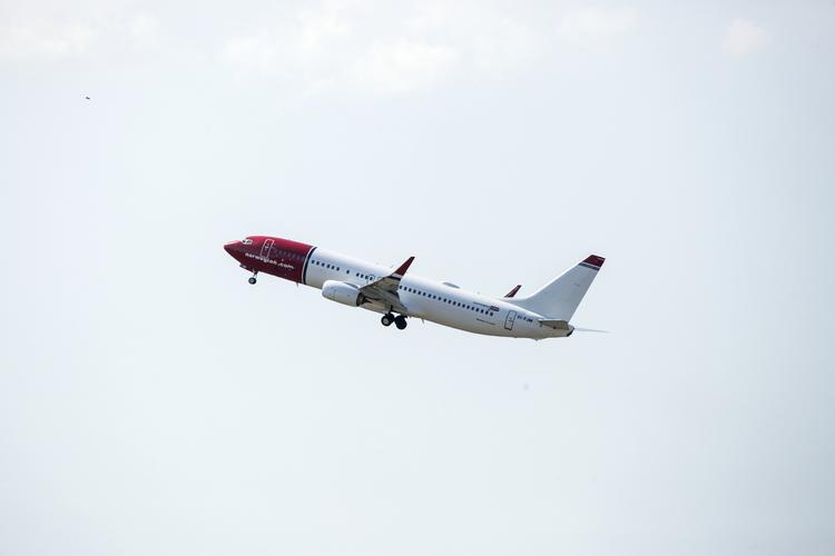 Et Norwegian fly letter fra Københavns Lufthavn, Kastrup. Nu vil selskabet gerne have svar på, om der er styr på sikkerheden på start- og  landingsbaner. 
   Foto: Andreas Haubjerg/POLFOTO