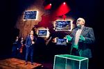 Eks-politiker Klaus Bondam er tilbage på scenen som skuespiller. I rollen som politiker!
(Kristoffer Helmuth tv. som studievært) 
 Foto: Emilia Therese