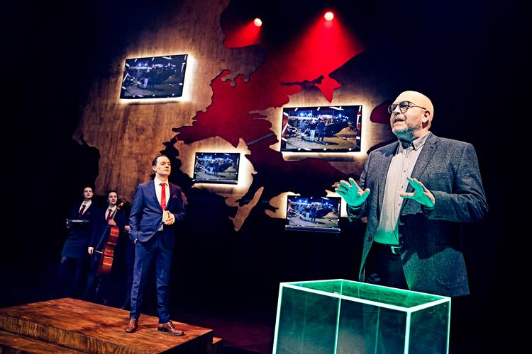 Eks-politiker Klaus Bondam er tilbage på scenen som skuespiller. I rollen som politiker!
(Kristoffer Helmuth tv. som studievært) 
 Foto: Emilia Therese