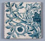 Glaseret keramisk flise med blåt blomstermotiv på hvid baggrund fra 1870-1880'erne. Foto: The William Morris Society.