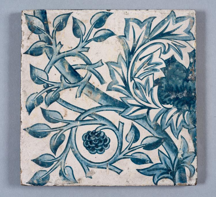 Glaseret keramisk flise med blåt blomstermotiv på hvid baggrund fra 1870-1880'erne. Foto: The William Morris Society.