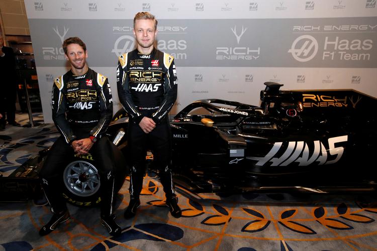 Kevin Magnussen ses her torsdag i London sammen med teamkollega Romain Grosjean og den nye Haas-racer.   Foto: John Sibley/Ritzau Scanpix