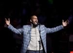R. Kelly synger i 2015 den amerikanske nationalsang før en NBA-basketball-kamp. I dag er stjernen ikke velkommen i Philadelphia, har bystyret vedtaget. 
   Foto: Frank Franklin Ii/Ritzau Scanpix