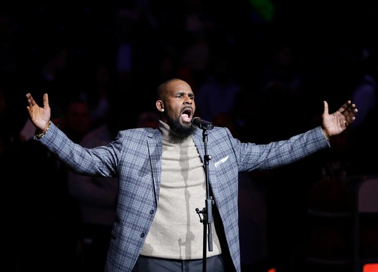 R. Kelly synger i 2015 den amerikanske nationalsang før en NBA-basketball-kamp. I dag er stjernen ikke velkommen i Philadelphia, har bystyret vedtaget. 
   Foto: Frank Franklin Ii/Ritzau Scanpix