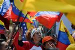 Nicolas Maduros støtter ses her samlet i hovedstaden Caracas i en demonstration mod USA og Donald Trump. Foto: Federico Parra/Ritzau Scanpix
