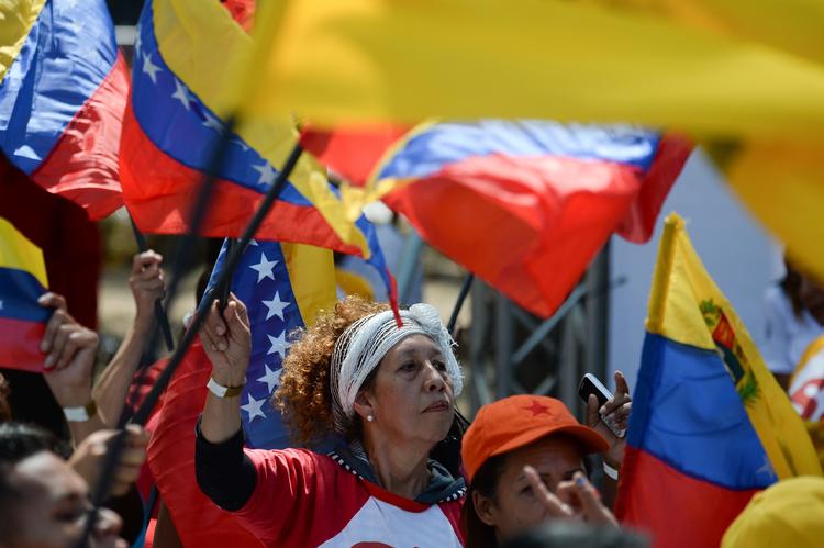 Nicolas Maduros støtter ses her samlet i hovedstaden Caracas i en demonstration mod USA og Donald Trump. Foto: Federico Parra/Ritzau Scanpix