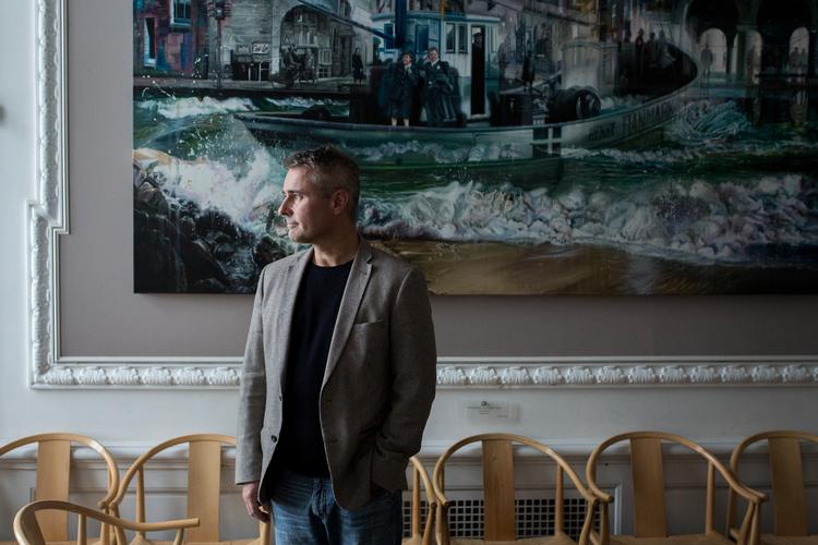 
    Billedkunstneren Jacob Brostrup har på bestilling fra Socialdemokratiet skabt syv malerier til partiets gruppeværelse på Christiansborg, som fortæller partiets historie fra 1872 til i dag. 
   Foto: Louise Herrche Serup/POLFOTO