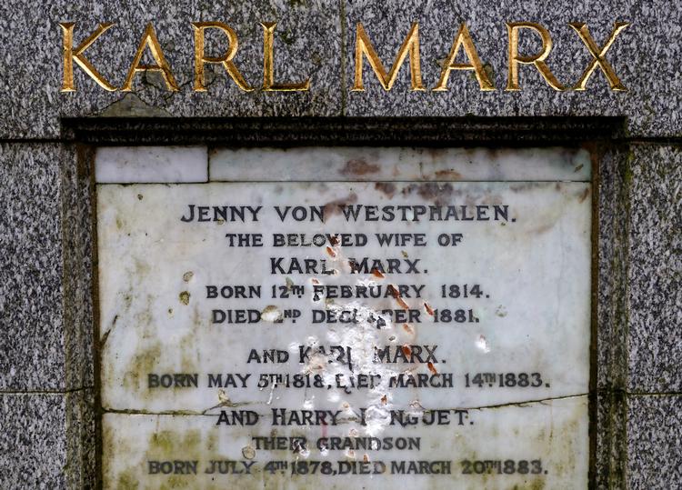 Karl Marx' mindeplade er blevet udsat for hærværk. Skaderne er værst på marmorpladen og ligner angiveligt slag fra en hammer.  Foto: Peter Nicholls/Reuters/Ritzau Scanpix
