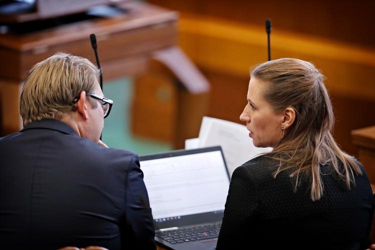 Beskæftigelsesminister Troels Lund Poulsen (V) og Socialdemokratiets formand Mette Frederiksen forhandler sammen med de øvrige partier bag velfærdsforliget fra 2006 om at skabe bedre muligheder for tidlig tilbagetrækning for nedslidte. Men der er stor uenighed om kursen. Foto: Jens Dresling/POLFOTO