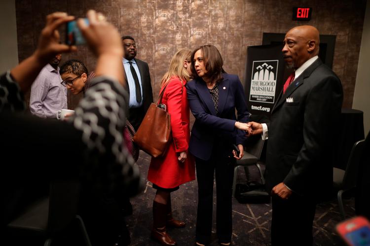 Senator Kamala Harris vil være demokraternes præsidentkandidat og er lige nu på en tur rundt i Amerika for at appellere til vælgerne.
   Foto: Chip Somodevilla/Ritzau Scanpix