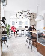 Var det noget med en avocadomad, et glad naturvin eller en jazzkoncert, mens du venter på, at din cykel bliver lappet? Hos Wecycle kan du få det hele.  Pr-foto Wecycle