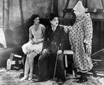 Chaplin mellem cirkusprinsessen Merna (Merna Kennedy) og en af de klovner, som stumfilmen truede med at sende på pension. 