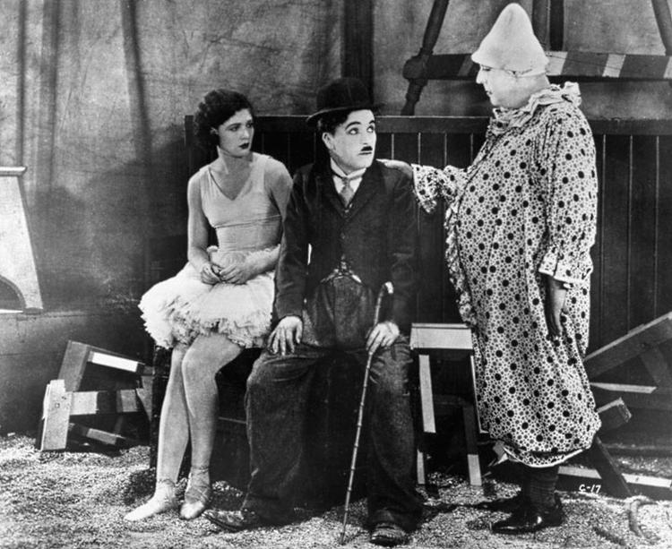 Chaplin mellem cirkusprinsessen Merna (Merna Kennedy) og en af de klovner, som stumfilmen truede med at sende på pension. 