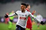 Årets første mål i Superligaen scorede Tobias Sana, da han fik bolden serveret af Esbjergmålmanden Jeppe Højbjerg.
   Foto: Bo Amstrup/Ritzau Scanpix