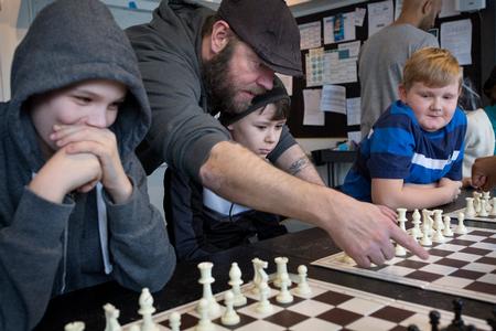 Niårige Carl Valdemar Storm Gravesen (th.) spiller skoleskak på Dagskolen Vikasku.
   Foto: Louise Herrche Serup/POLFOTO