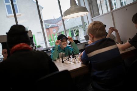 Maria Friis Bjørnholt på 13 år elsker at spille skak på grund af stilheden, der følger med. 
   Foto: Jens Hartmann Schmidt/POLFOTO