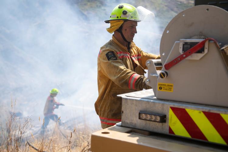 Brandfolk kæmper med at slukke flammerne nær byen Nelsen på New Zealands sydø.  Foto: Handout/Ritzau Scanpix