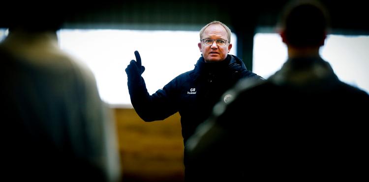 Glen Riddersholm går grundigt til hver eneste detalje i trænerjobbet. 
   Foto: Anders Brohus