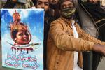 
    Asia Bibi blev dømt til døden for at komme med nedsættende kommentarer om profeten Muhammed og islam, efter at hendes nabo havde nægtet hende at drikke vand fra et af naboens glas, fordi hun ikke er muslim.
I 2010 fik hun en dødsdom. I november sidste år omstødte landets højesteret dommen, og hun blev løsladt. Det udløste voldsomme protester. Foto: Arif Ali/Ritzau Scanpix
