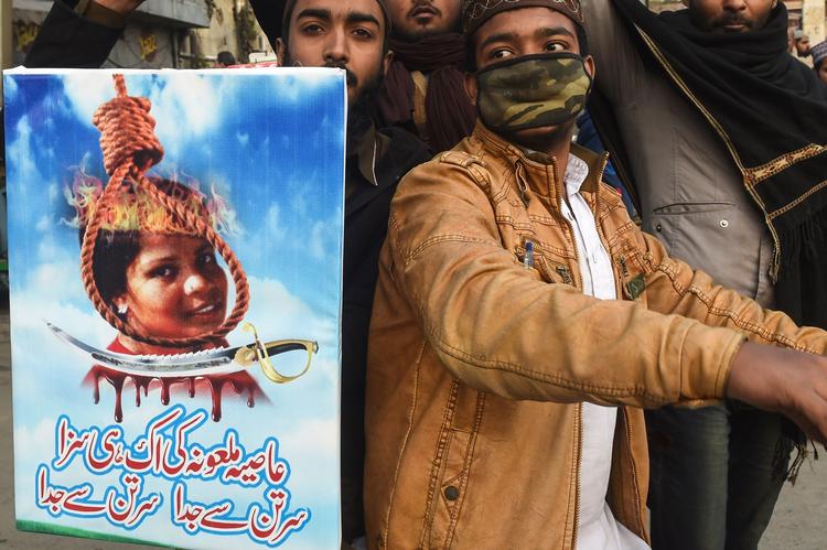 
    Asia Bibi blev dømt til døden for at komme med nedsættende kommentarer om profeten Muhammed og islam, efter at hendes nabo havde nægtet hende at drikke vand fra et af naboens glas, fordi hun ikke er muslim.
I 2010 fik hun en dødsdom. I november sidste år omstødte landets højesteret dommen, og hun blev løsladt. Det udløste voldsomme protester. Foto: Arif Ali/Ritzau Scanpix